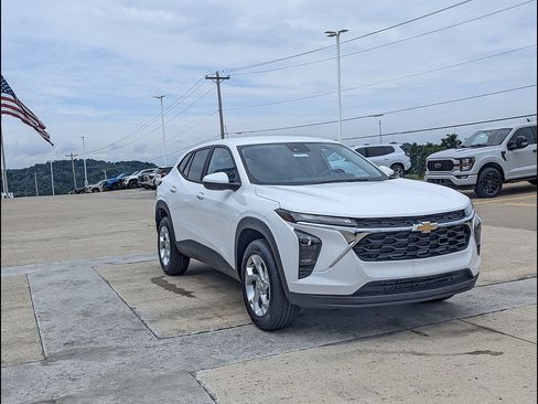 New 2026 Chevrolet Trax LS w/ LS Convenience Package FWD image 5