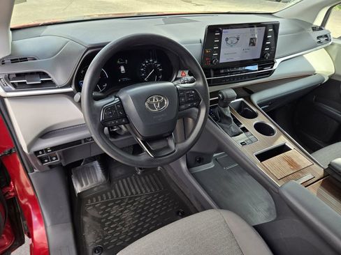 Used 2024 Toyota Sienna LE image 12