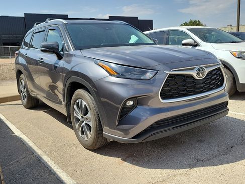 Used 2024 Toyota Highlander XLE AWD/4WD image 4