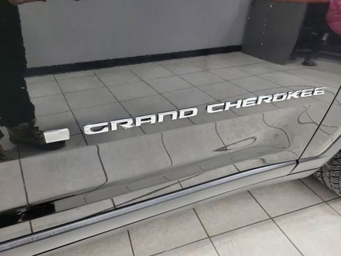 Used 2022 Jeep Grand Cherokee Limited image 23