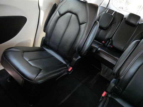 Used 2023 Chrysler Pacifica Touring-L AWD/4WD image 12
