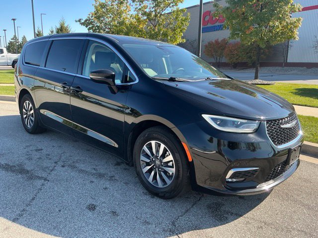 Used 2024 Chrysler Pacifica Limited FWD image 2
