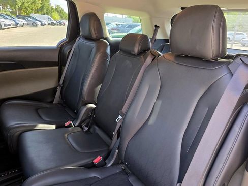 Used 2025 Kia Carnival FWD image 13