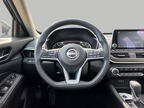 Used 2025 Nissan Altima 2.5 SV FWD image 17