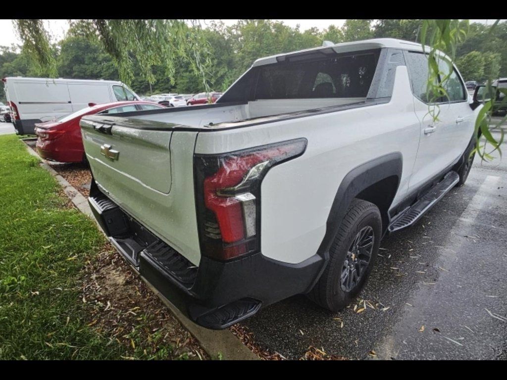 Used 2025 Chevrolet Silverado EV LT AWD/4WD image 4