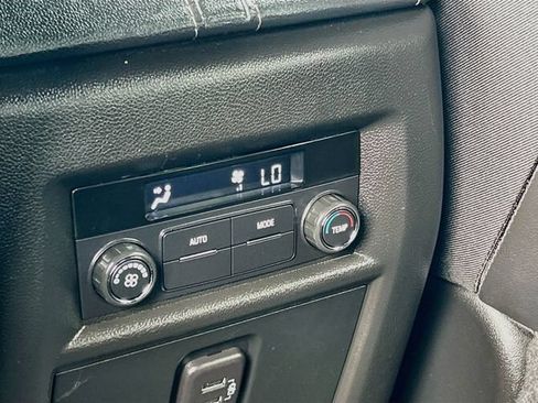 Used 2023 Chevrolet Traverse LT FWD image 20