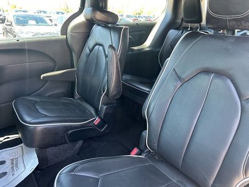 Used 2018 Chrysler Pacifica Limited w/ Advanced Safetytec Group FWD image 18