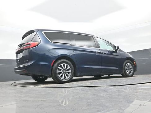 Used 2022 Chrysler Pacifica Touring-L w/ Uconnect Theater Family Group image 20