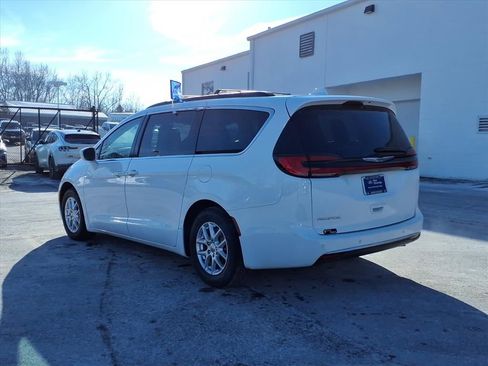 Used 2022 Chrysler Pacifica Touring-L image 5