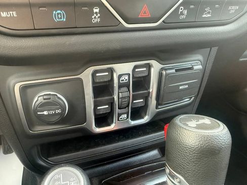 Used 2025 Jeep Wrangler Unlimited Sahara w/ Safety Group AWD/4WD image 24