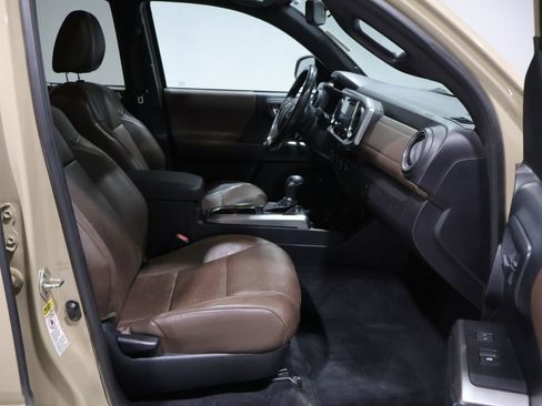 Used 2016 Toyota Tacoma Limited w/ Towing Package image 23