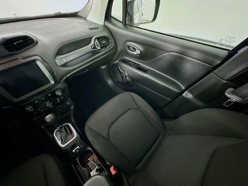 Used 2019 Jeep Renegade Altitude w/ UConnect 8.4 Nav Group FWD image 11