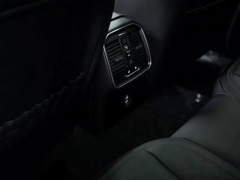 Certified 2025 Porsche Macan Turbo image 28