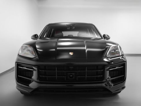 Used 2025 Porsche Cayenne S image 8