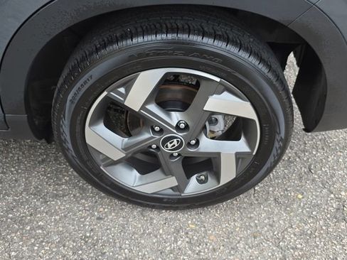 Used 2024 Hyundai Venue SEL image 33