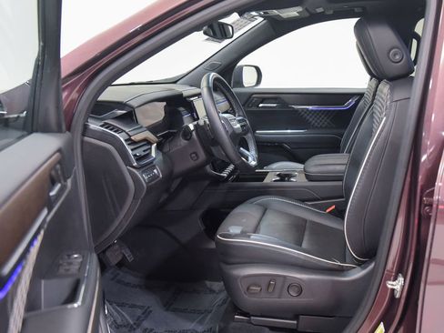 Used 2024 GMC Acadia Denali image 2