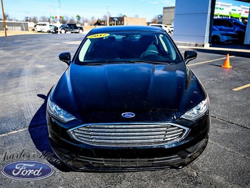 Used 2017 Ford Fusion SE w/ Fusion SE Technology Package image 2