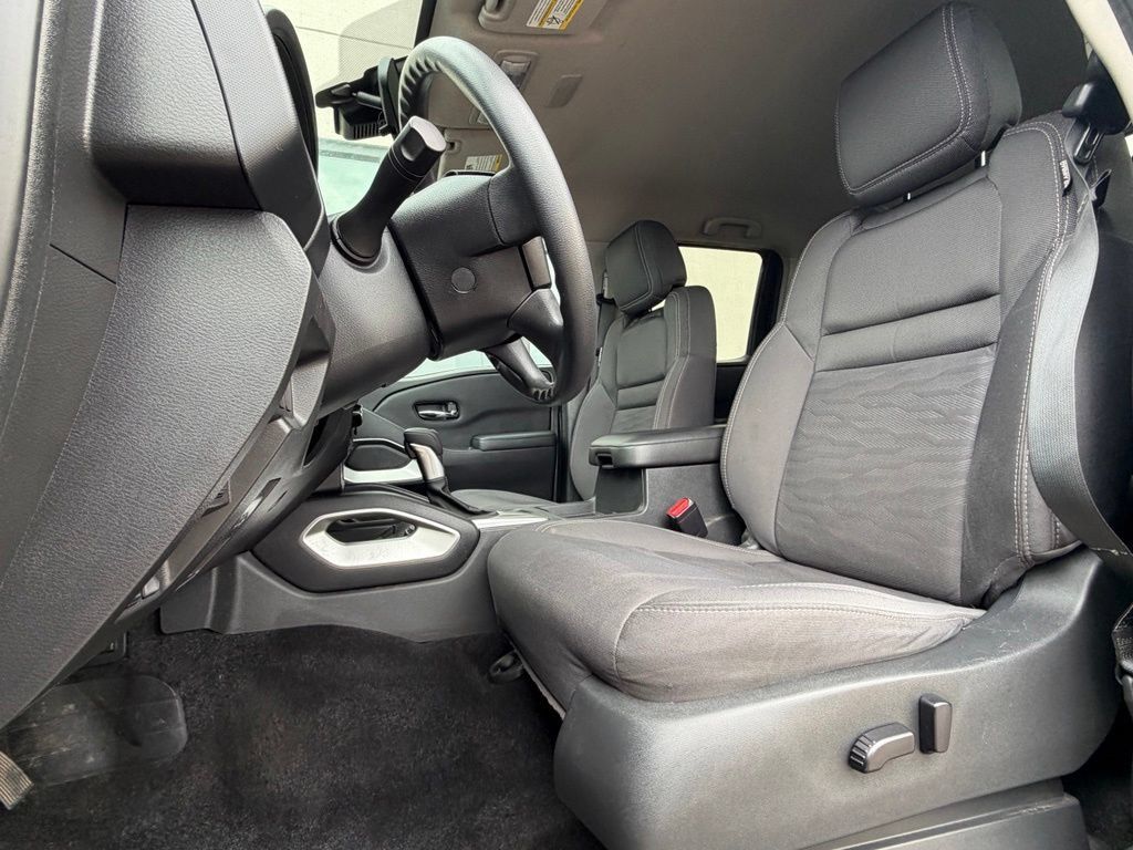 Used 2023 Nissan Frontier SV AWD/4WD image 6