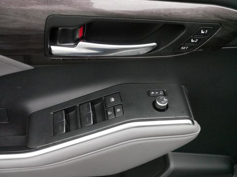 Used 2023 Toyota Highlander Limited image 19