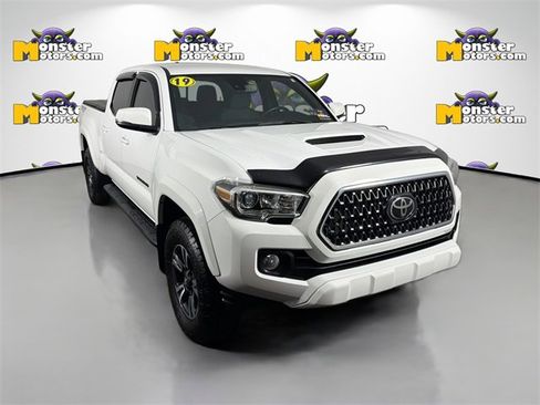 Used 2019 Toyota Tacoma TRD Sport image 3