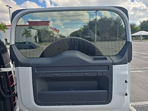 Used 2021 Land Rover Defender 110 X-Dynamic HSE image 31