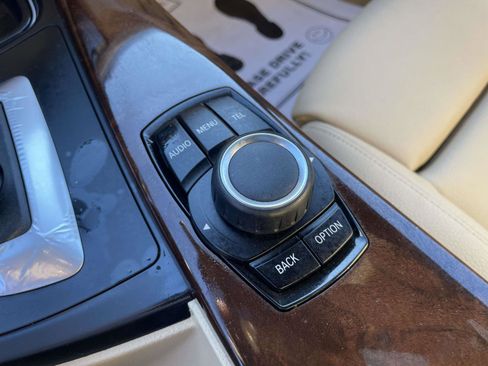 Used 2014 BMW 320i Sedan w/ Sport Package image 17