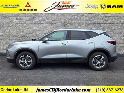 Used 2025 Chevrolet Blazer LT FWD image 2