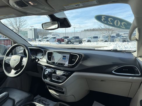 Used 2023 Chrysler Pacifica Touring-L image 16