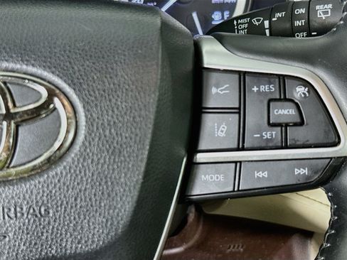 Used 2022 Toyota Highlander Limited FWD image 13