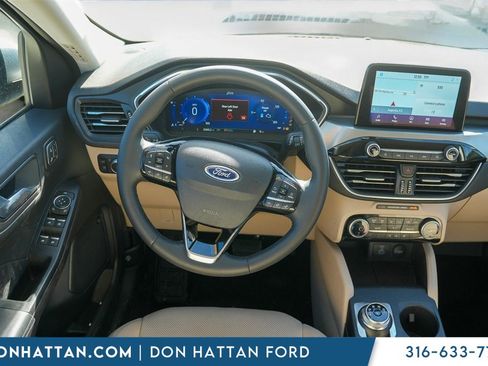 Used 2022 Ford Escape Titanium image 5