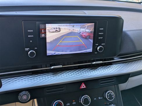 Used 2024 Kia Carnival LX image 18