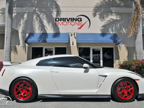 Used 2019 Nissan GT-R Premium image 15