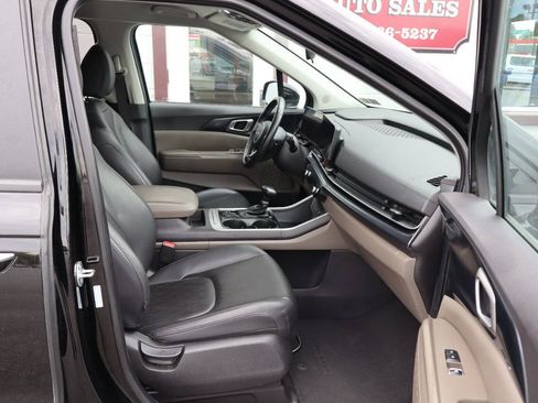 Used 2025 Kia Carnival FWD image 8