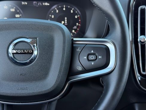 Used 2022 Volvo XC40 T5 Momentum image 25