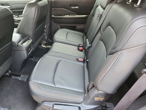 Used 2023 Nissan Pathfinder SL AWD/4WD image 13