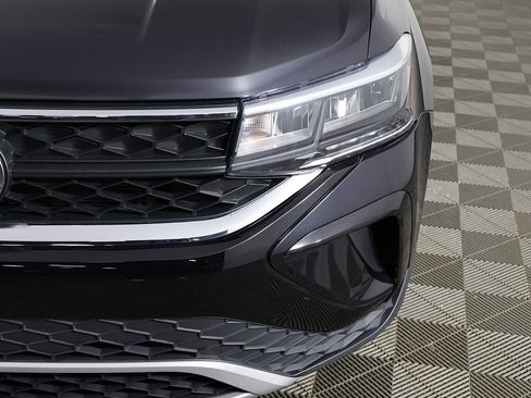 Used 2023 Volkswagen Taos SE w/ Panoramic Sunroof Package image 14