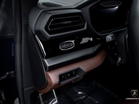 Used 2025 Lamborghini Urus SE image 23