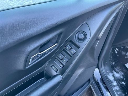 Certified 2022 Chevrolet Trax LT w/ LT Convenience Package image 21