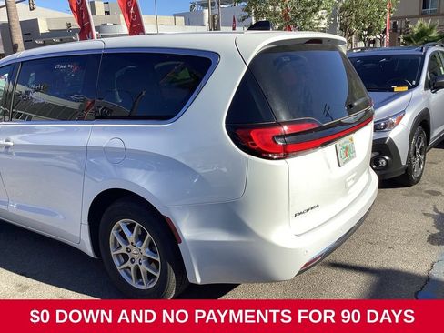 Used 2025 Chrysler Pacifica Select FWD image 7