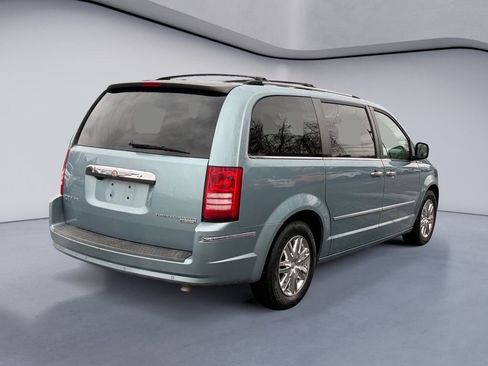 Used 2010 Chrysler Town & Country Limited image 3
