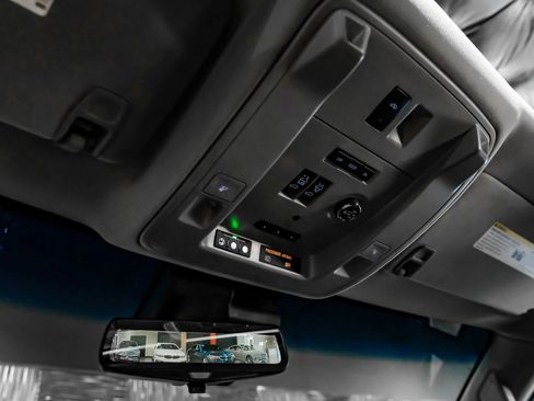 Used 2017 Cadillac Escalade ESV Luxury RWD image 40