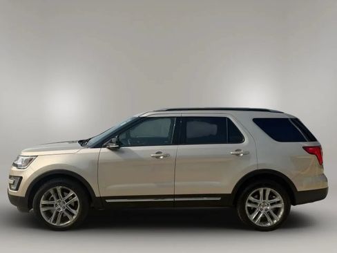 Used 2017 Ford Explorer XLT w/ Equipment Group 202A AWD/4WD image 4