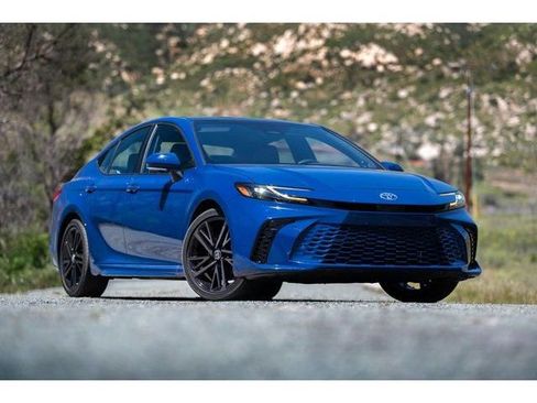 Used 2025 Toyota Camry SE image 1