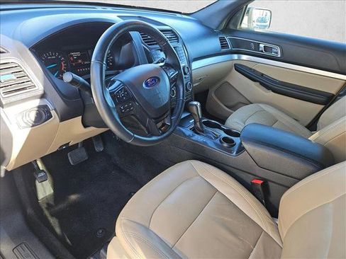 Used 2017 Ford Explorer XLT image 9