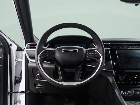 Used 2023 Jeep Grand Cherokee Altitude image 9