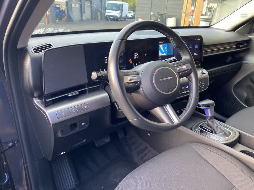 Used 2025 Hyundai Kona SEL FWD image 2