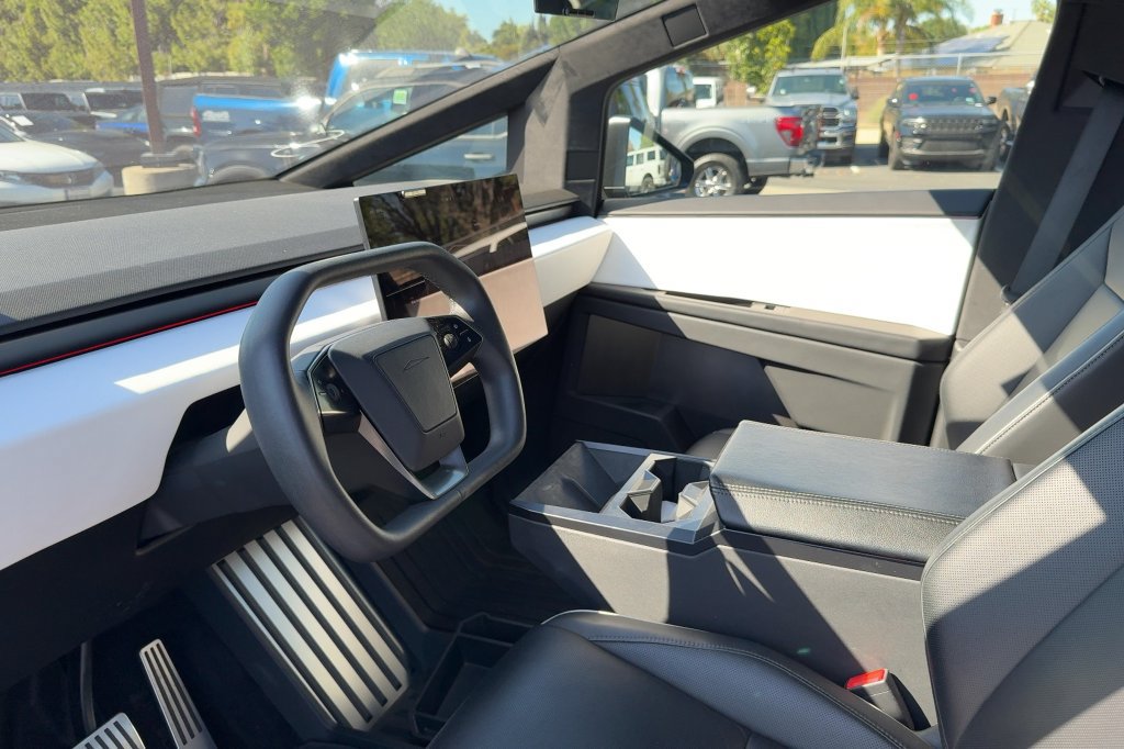 Used 2024 Tesla Cybertruck AWD Crew Cab image 11