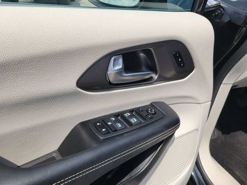 Used 2023 Chrysler Pacifica Touring-L FWD image 22