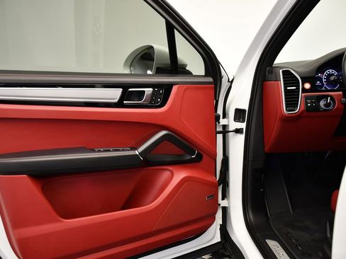 Used 2023 Porsche Cayenne image 35