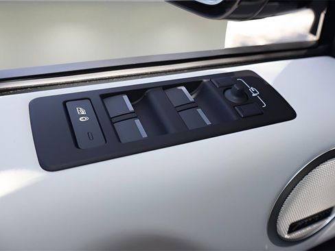 New 2025 Land Rover Discovery S image 11